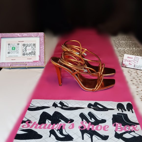 JLO Rainia - Picture 1 of 2